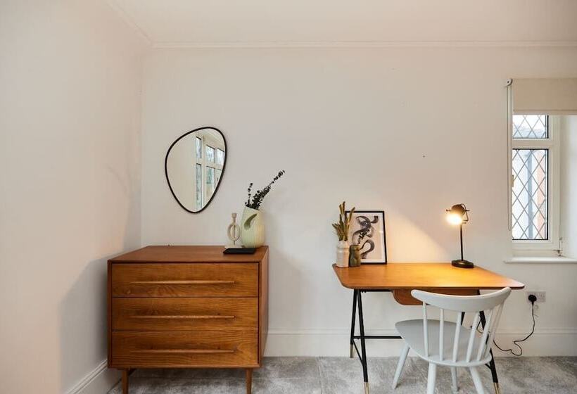 The Redbridge Sanctuary   Spacious 3bdr House With Garden