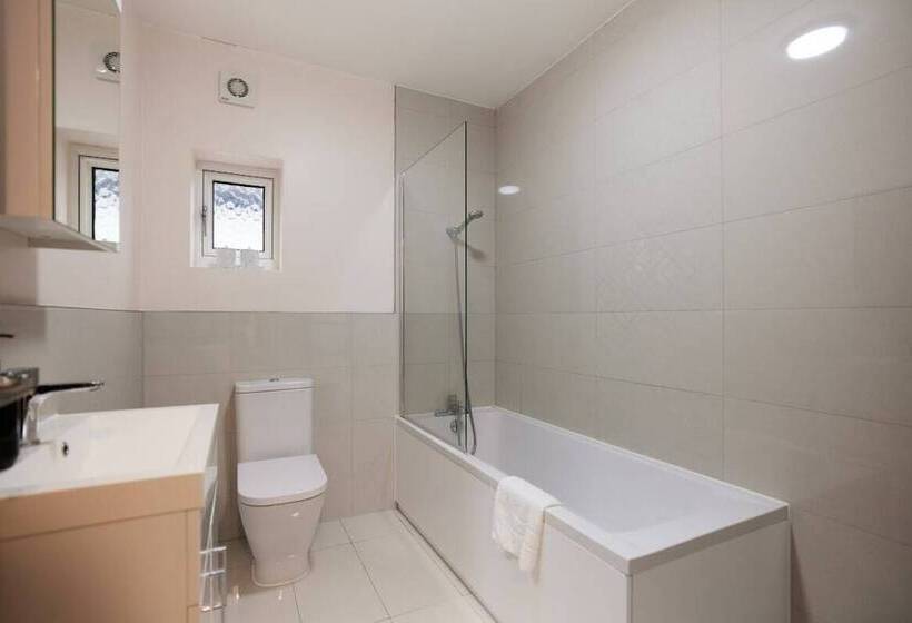 The Redbridge Sanctuary   Spacious 3bdr House With Garden