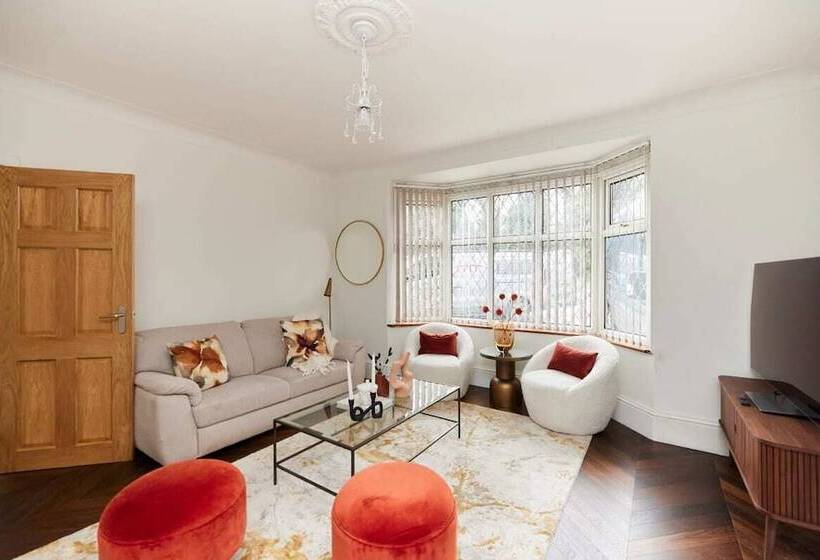 The Redbridge Sanctuary   Spacious 3bdr House With Garden