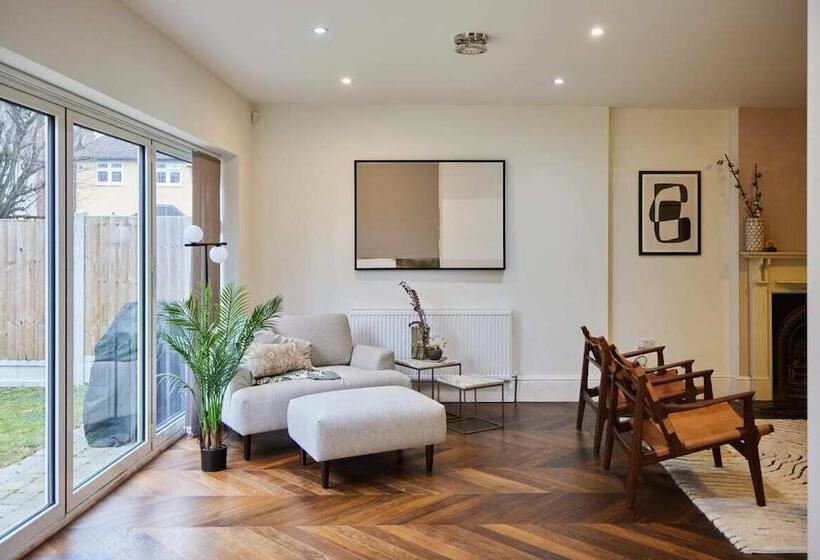 The Redbridge Sanctuary   Spacious 3bdr House With Garden