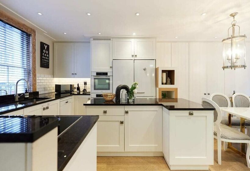 The St. Lukes Garden Place   Spacious 4bdr House With Garden And Terrace