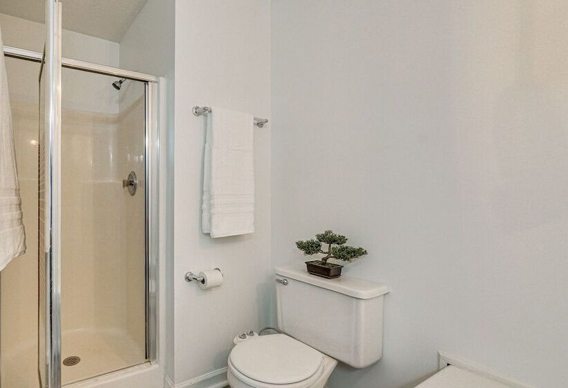 Tranquil Fort Wayne Home: 7 Mi To Downtown