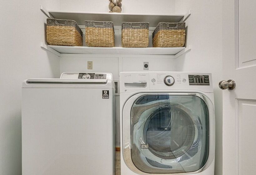 Tranquil Fort Wayne Home: 7 Mi To Downtown