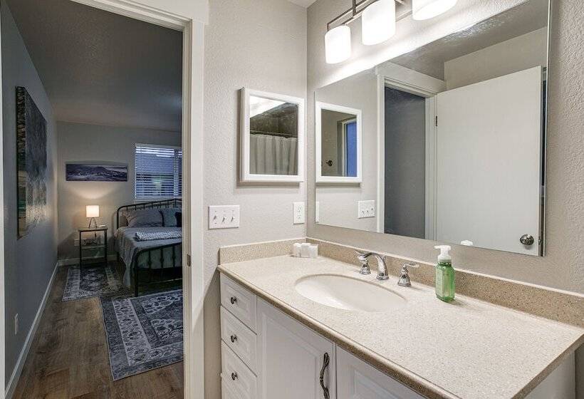 Updated Duplex Home < 1 Mi To Downtown Enumclaw!