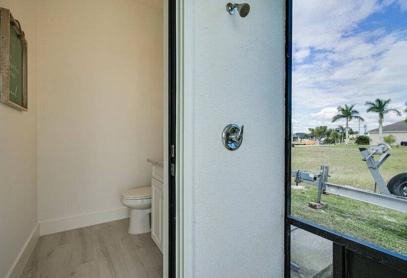 Dock + Lanai: Waterfront Escape In Cape Coral!