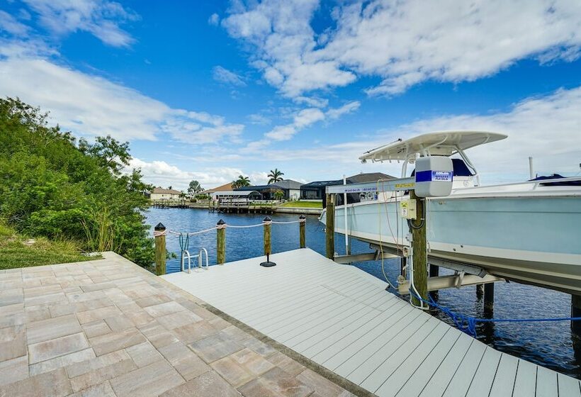 Dock + Lanai: Waterfront Escape In Cape Coral!