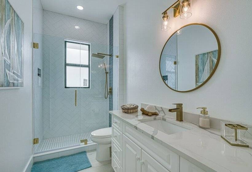 Dock + Lanai: Waterfront Escape In Cape Coral!