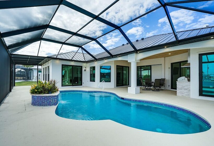 Dock + Lanai: Waterfront Escape In Cape Coral!