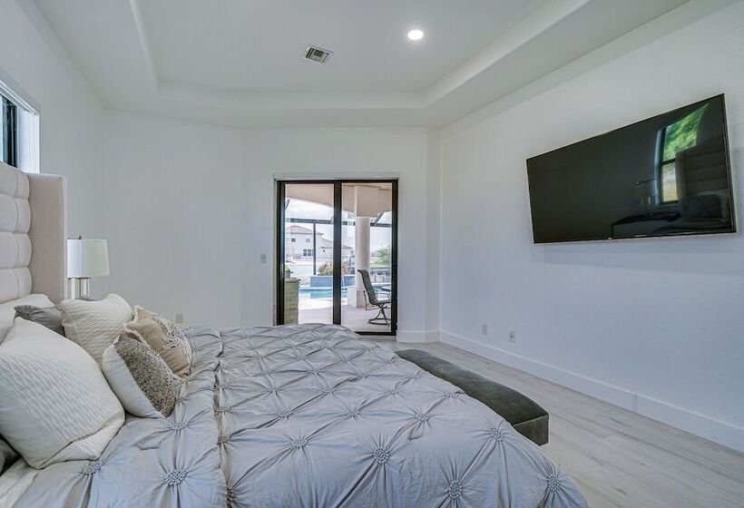 Dock + Lanai: Waterfront Escape In Cape Coral!