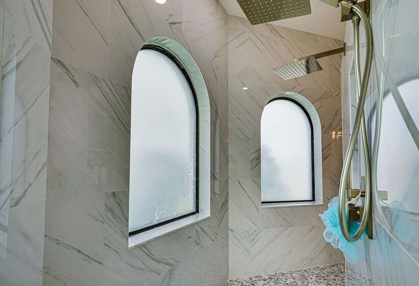 Dock + Lanai: Waterfront Escape In Cape Coral!