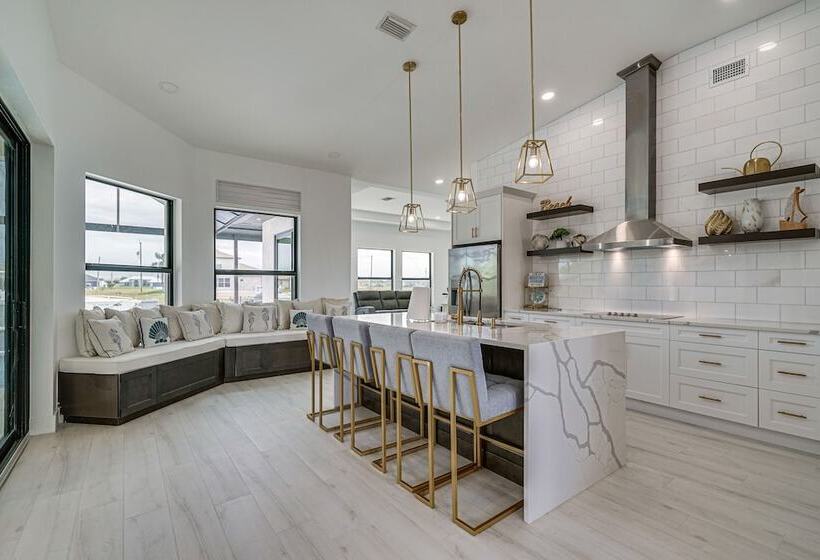 Dock + Lanai: Waterfront Escape In Cape Coral!