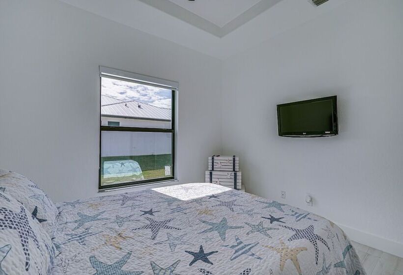 Dock + Lanai: Waterfront Escape In Cape Coral!