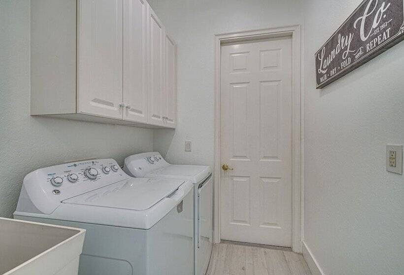 Dock + Lanai: Waterfront Escape In Cape Coral!