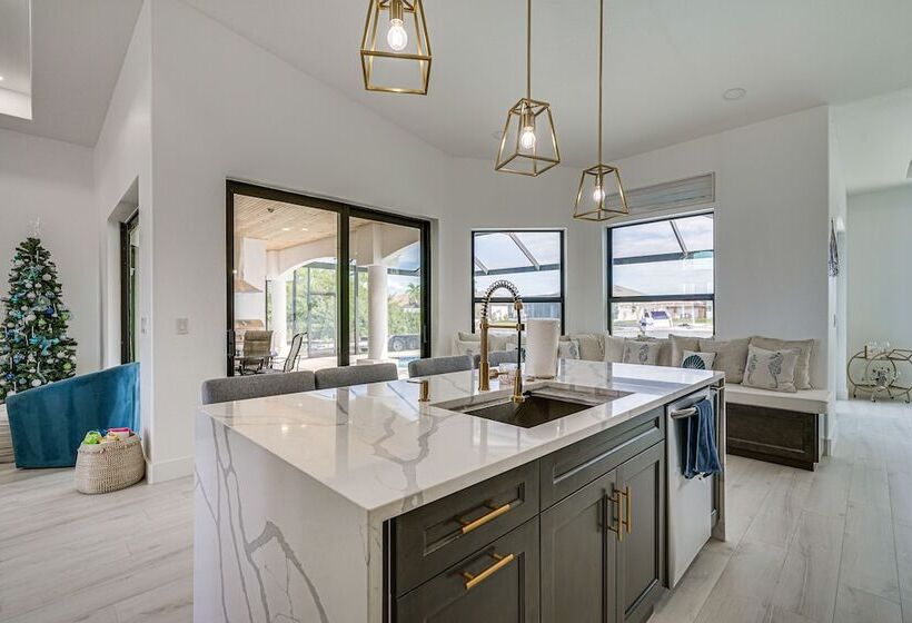 Dock + Lanai: Waterfront Escape In Cape Coral!