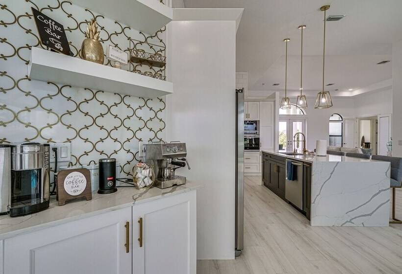 Dock + Lanai: Waterfront Escape In Cape Coral!