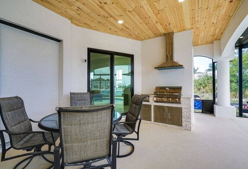 Dock + Lanai: Waterfront Escape In Cape Coral!
