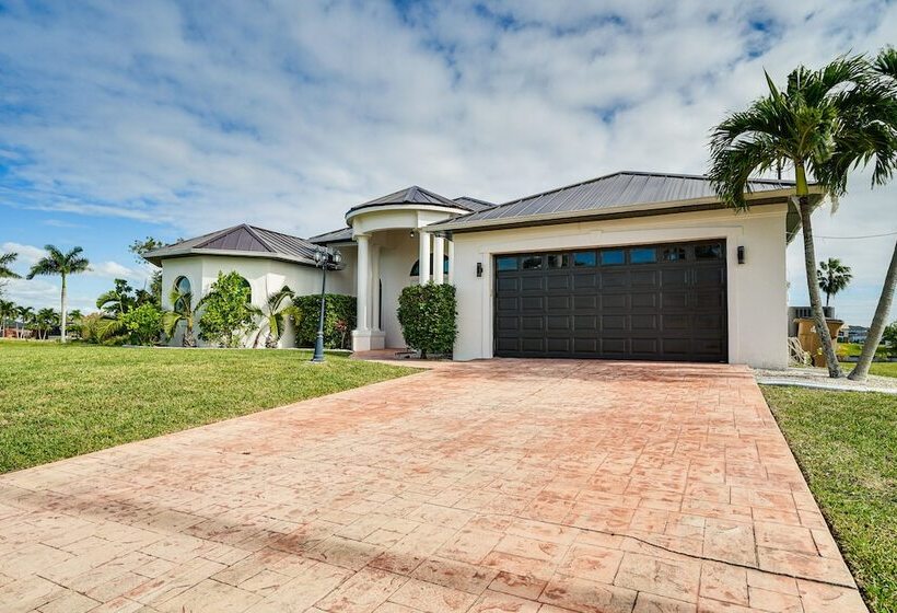 Dock + Lanai: Waterfront Escape In Cape Coral!