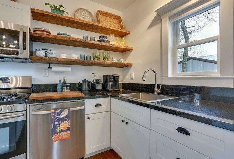 Waterfront Catskills Home W/ Hot Tub & Fireplace