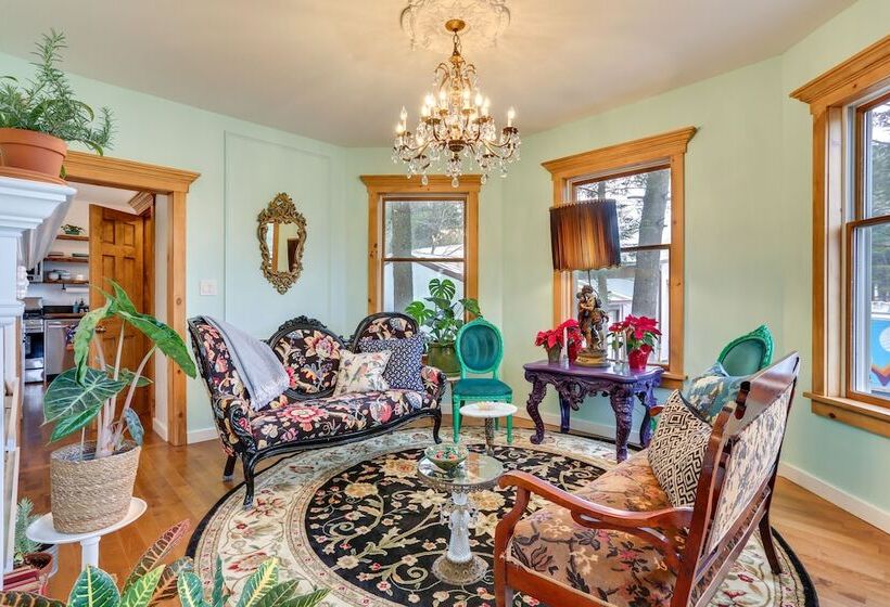 Waterfront Catskills Home W/ Hot Tub & Fireplace