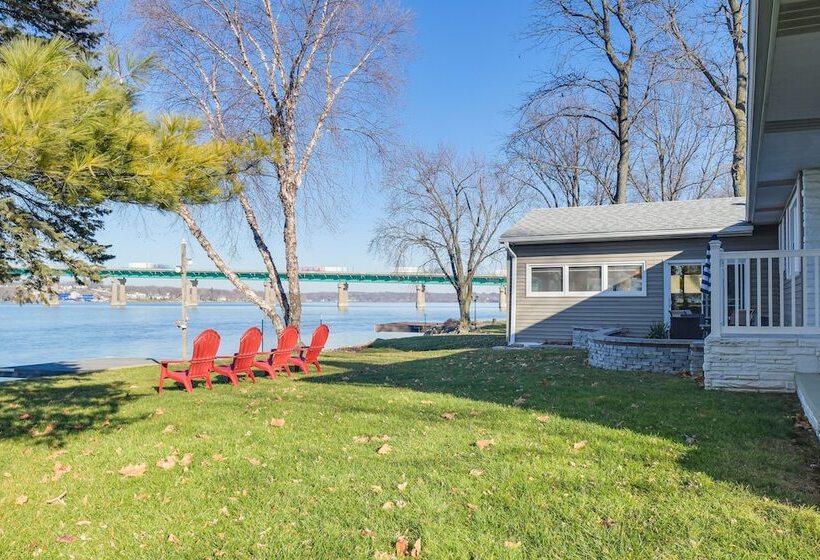 Waterfront Home W/ Game Room: 4 Mi To Le Claire!