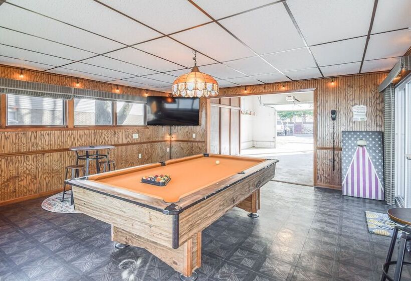 Waterfront Home W/ Game Room: 4 Mi To Le Claire!