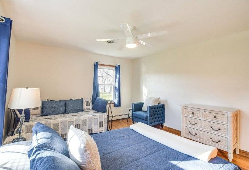 Waterfront Home W/ Game Room: 4 Mi To Le Claire!