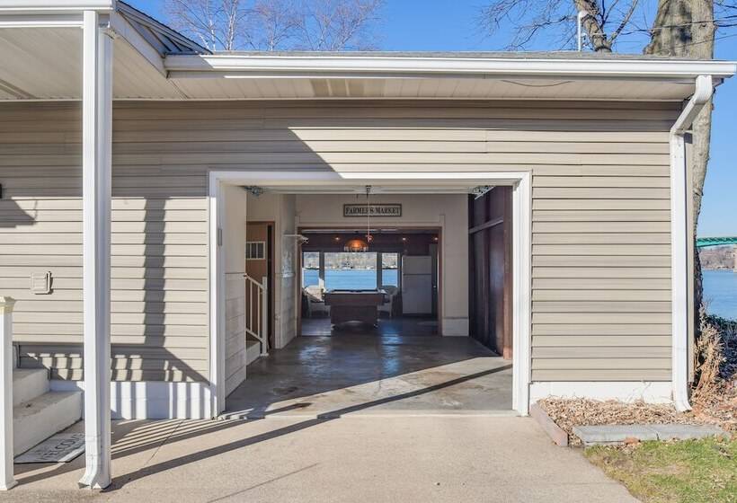 Waterfront Home W/ Game Room: 4 Mi To Le Claire!