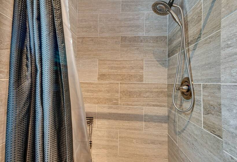 Well Equipped Atlanta Home With Deck!