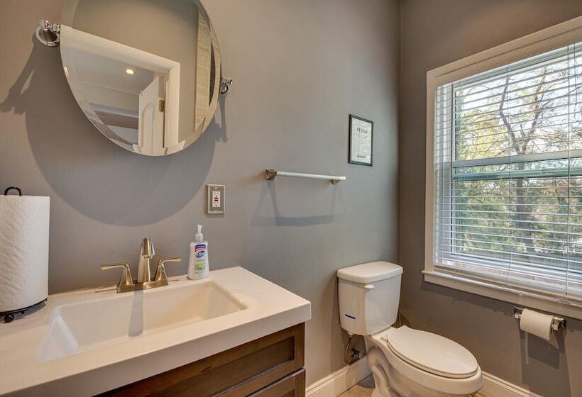 Well Equipped Atlanta Home With Deck!