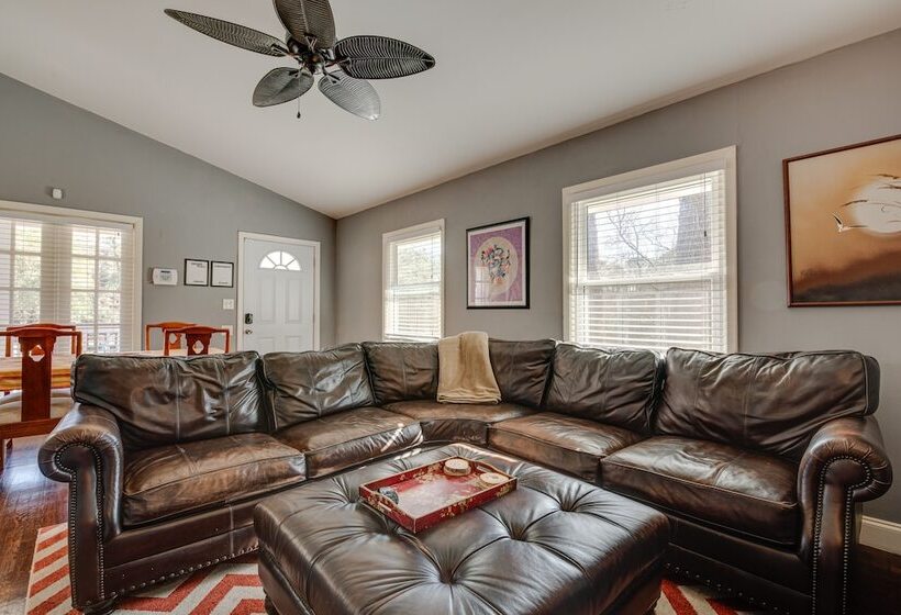 Well Equipped Atlanta Home With Deck!