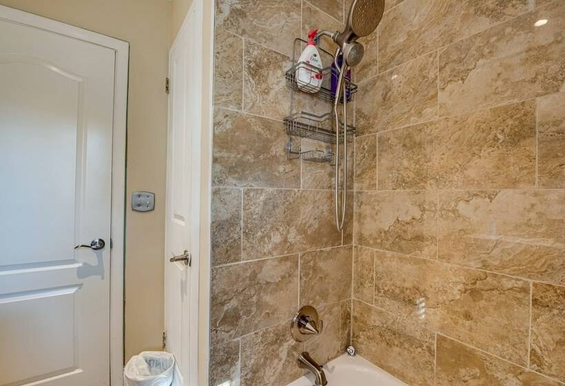 Well Equipped Atlanta Home With Deck!