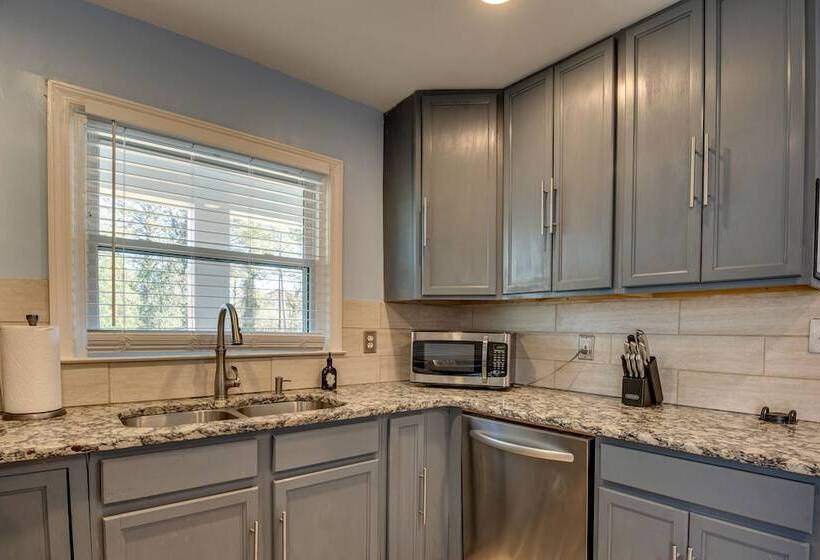 Well Equipped Atlanta Home With Deck!