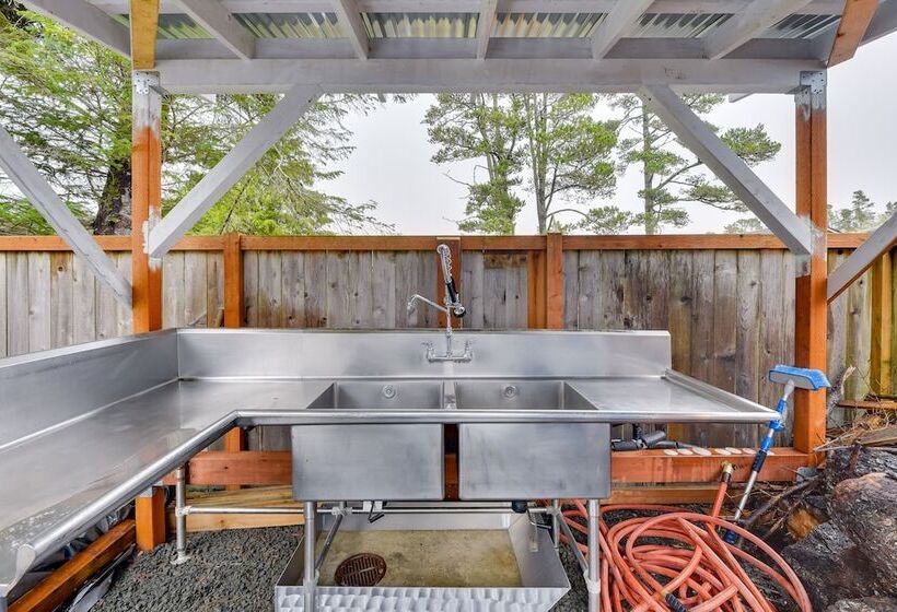 Westport Home W/ Hot Tub: 2 Blocks To Beach!