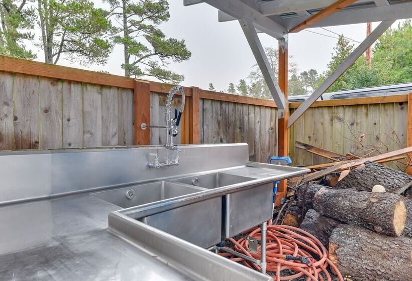 Westport Home W/ Hot Tub: 2 Blocks To Beach!