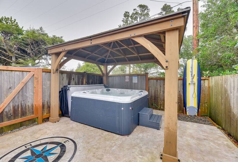 Westport Home W/ Hot Tub: 2 Blocks To Beach!