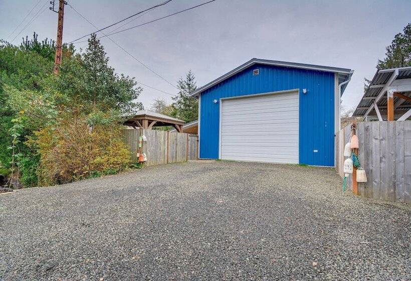 Westport Home W/ Hot Tub: 2 Blocks To Beach!