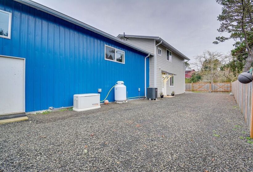 Westport Home W/ Hot Tub: 2 Blocks To Beach!