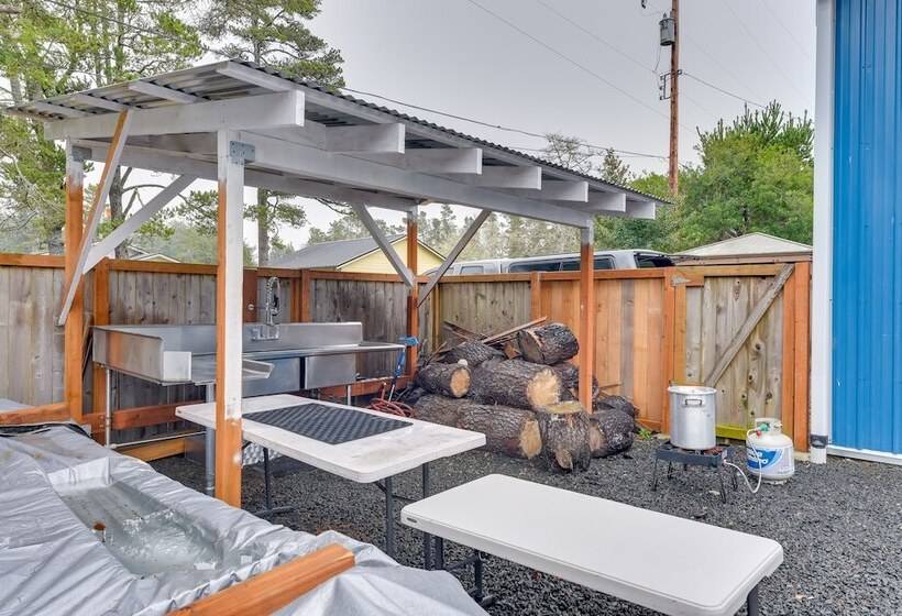 Westport Home W/ Hot Tub: 2 Blocks To Beach!