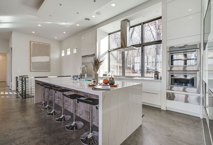 Wisconsin Home W/ Infinity Pool, Hot Tub & Deck!