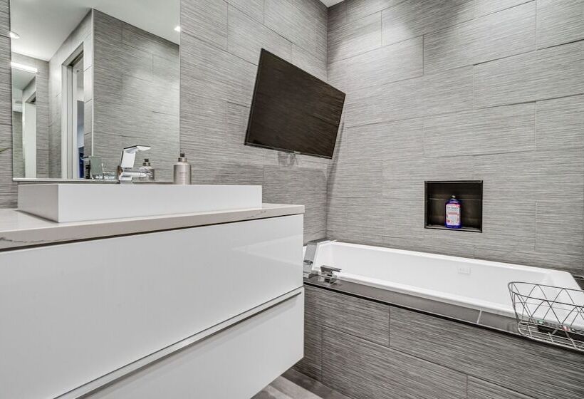 Wisconsin Home W/ Infinity Pool, Hot Tub & Deck!