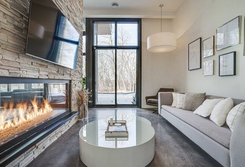 Wisconsin Home W/ Infinity Pool, Hot Tub & Deck!