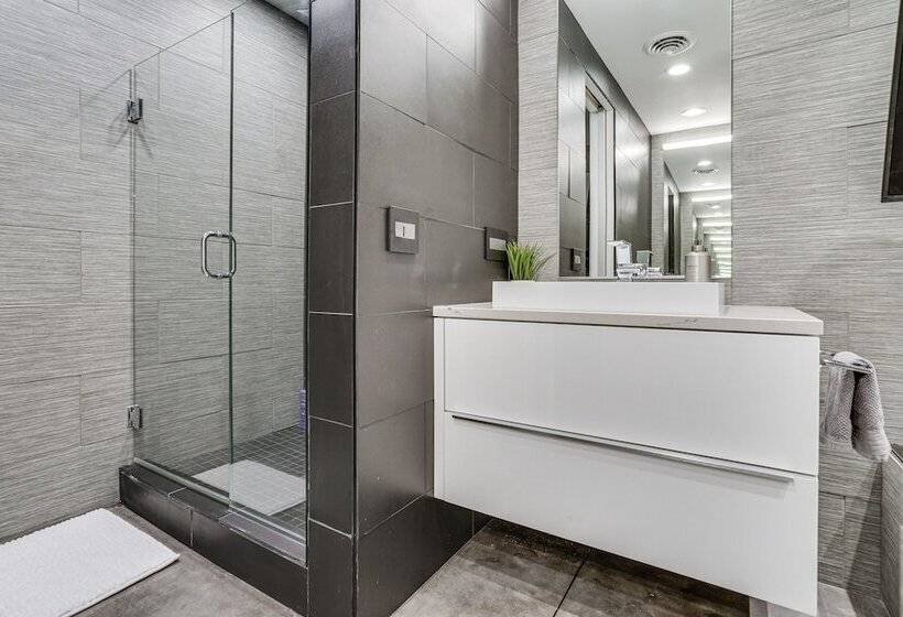 Wisconsin Home W/ Infinity Pool, Hot Tub & Deck!