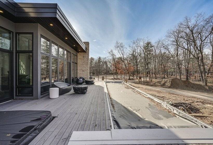 Wisconsin Home W/ Infinity Pool, Hot Tub & Deck!