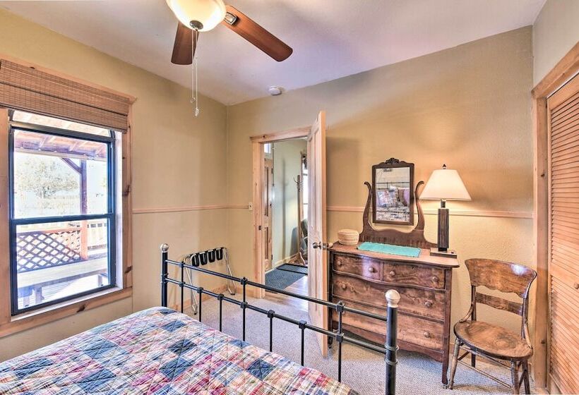 0255: Eclectic Sanctuary 6 Blocks From Downtown!