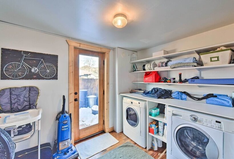 0255: Eclectic Sanctuary 6 Blocks From Downtown!