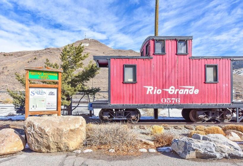 0255: Eclectic Sanctuary 6 Blocks From Downtown!