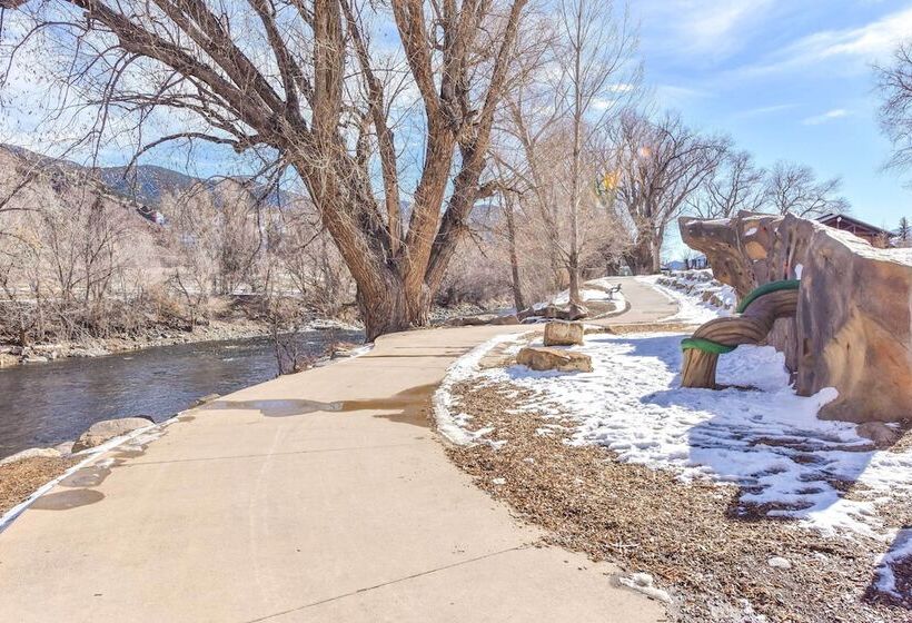 0255: Eclectic Sanctuary 6 Blocks From Downtown!