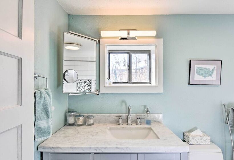 0255: Eclectic Sanctuary 6 Blocks From Downtown!