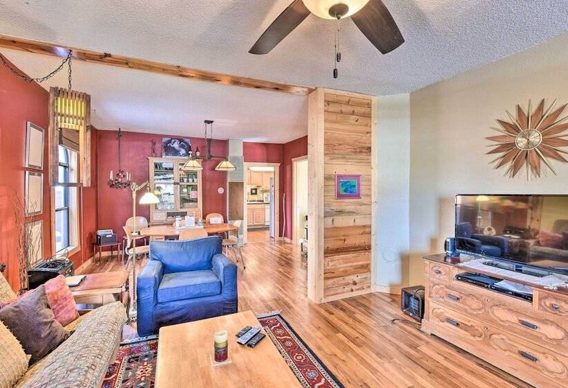 0255: Eclectic Sanctuary 6 Blocks From Downtown!