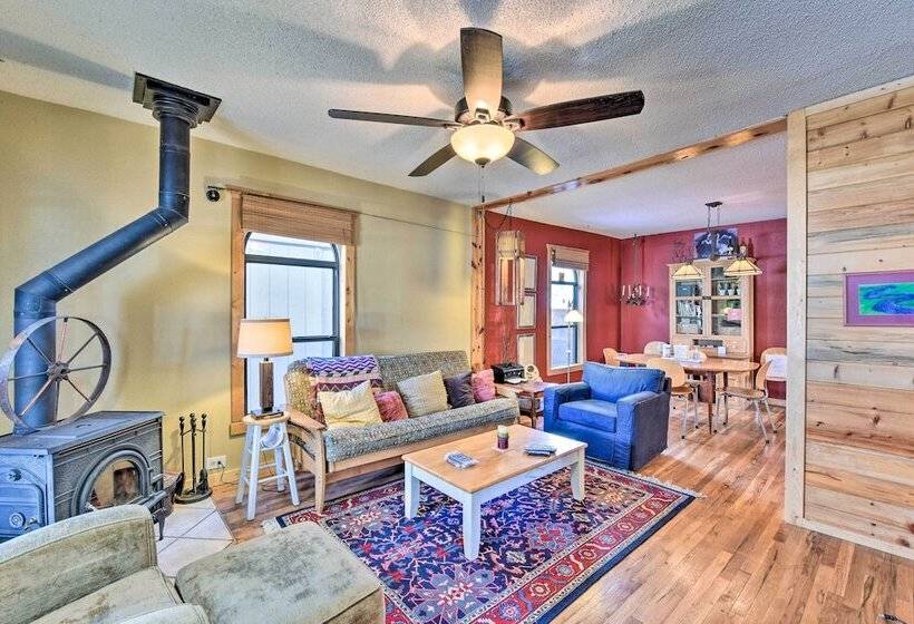 0255: Eclectic Sanctuary 6 Blocks From Downtown!